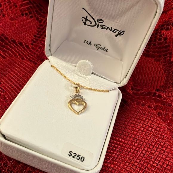 Girls new and beautiful Disney 14 karat gold heart necklace value $250